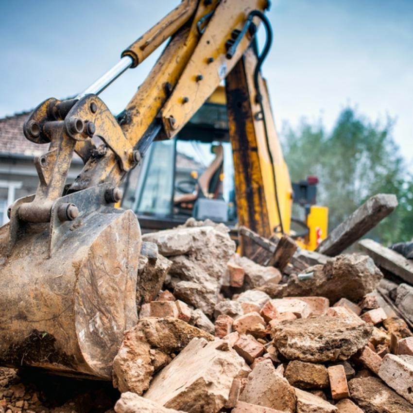 Un engin de démolition sur un chantier